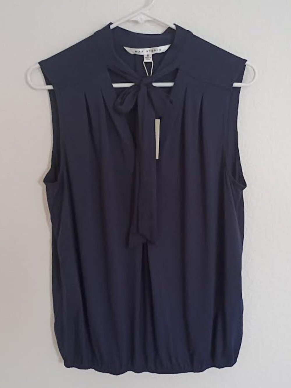 MAX STUDIO WOMEN'S TOP NAVY SLEEVELESS TIE NECK ELASTIC HEM PLEATS SIZE M NWT